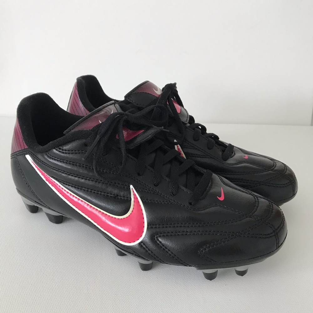 Nike Women’s Soccer Cleats (New) - 7.5